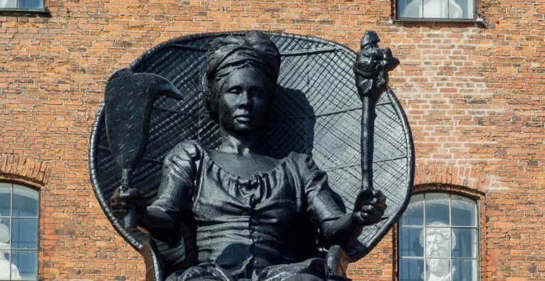 Queen Mary statue