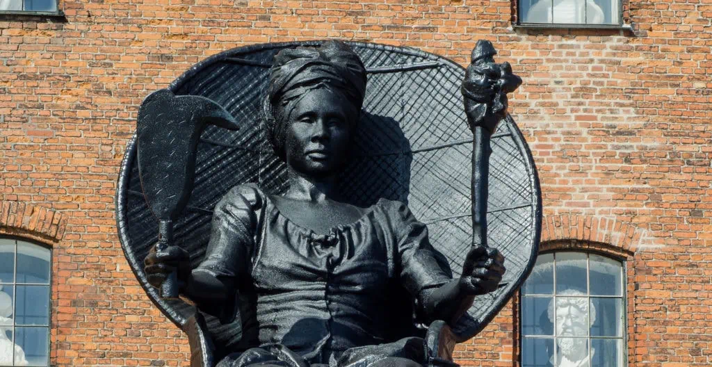 Queen Mary statue