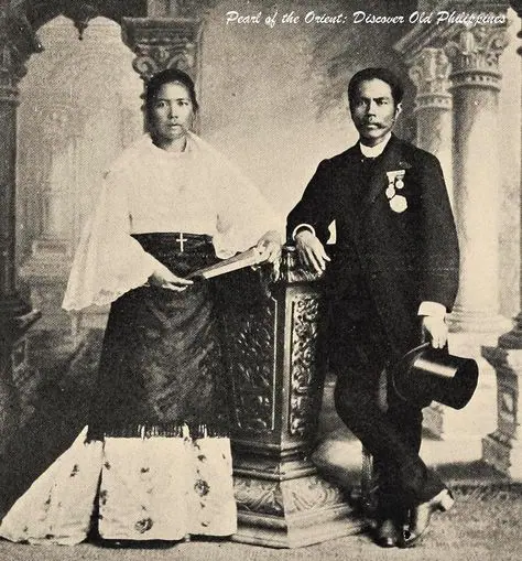 Vintage photograph of Filipino man and woman dressed in traditional attire.